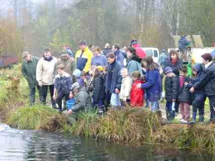 Lacher de poissons par les enfants